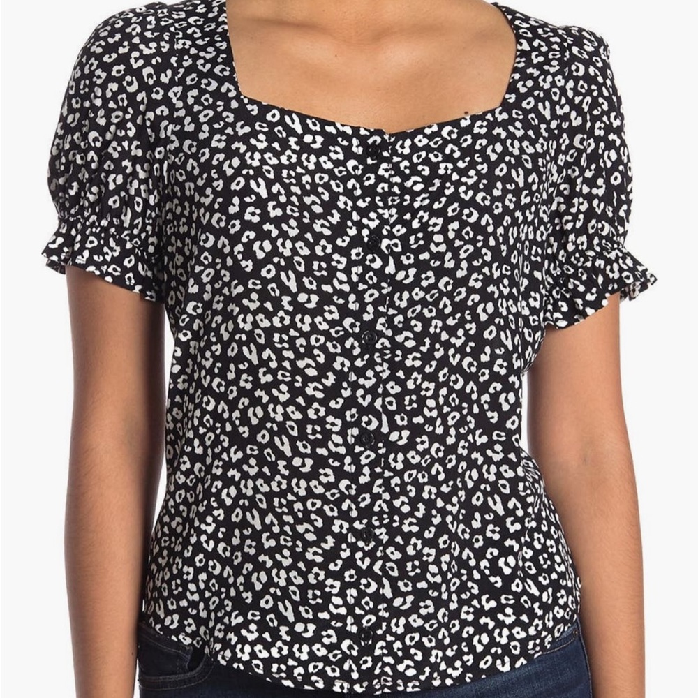 Elodie button up short sleeved black and white blouse - like new size XS